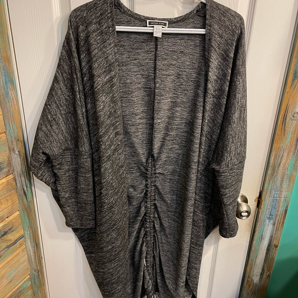 Size M cocoon cardigan with adjustable back